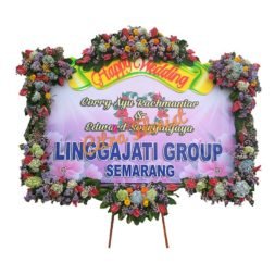 Papan Bunga Happy Wedding Banner 2.5 Meter, Bunga 6 Titik (3 Bawah & 3 Atas) + Pita sterofoam Kecil