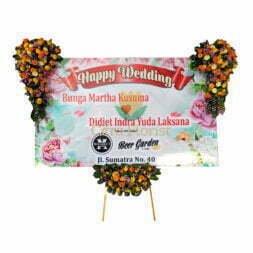 Papan Bunga Happy Wedding Banner 3 Meter, Bunga 3 Titik (Kanan Kiri Atas 1 Bawah)